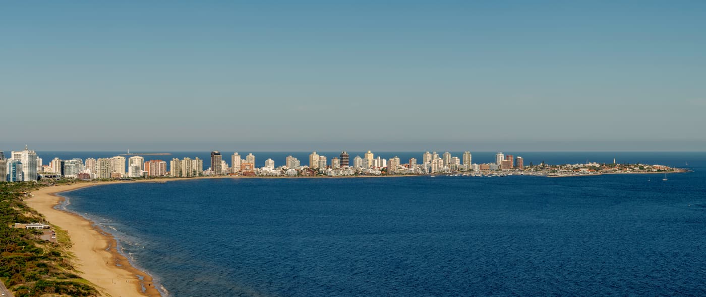Bahía y península de Punta del Este en una tarde despejada