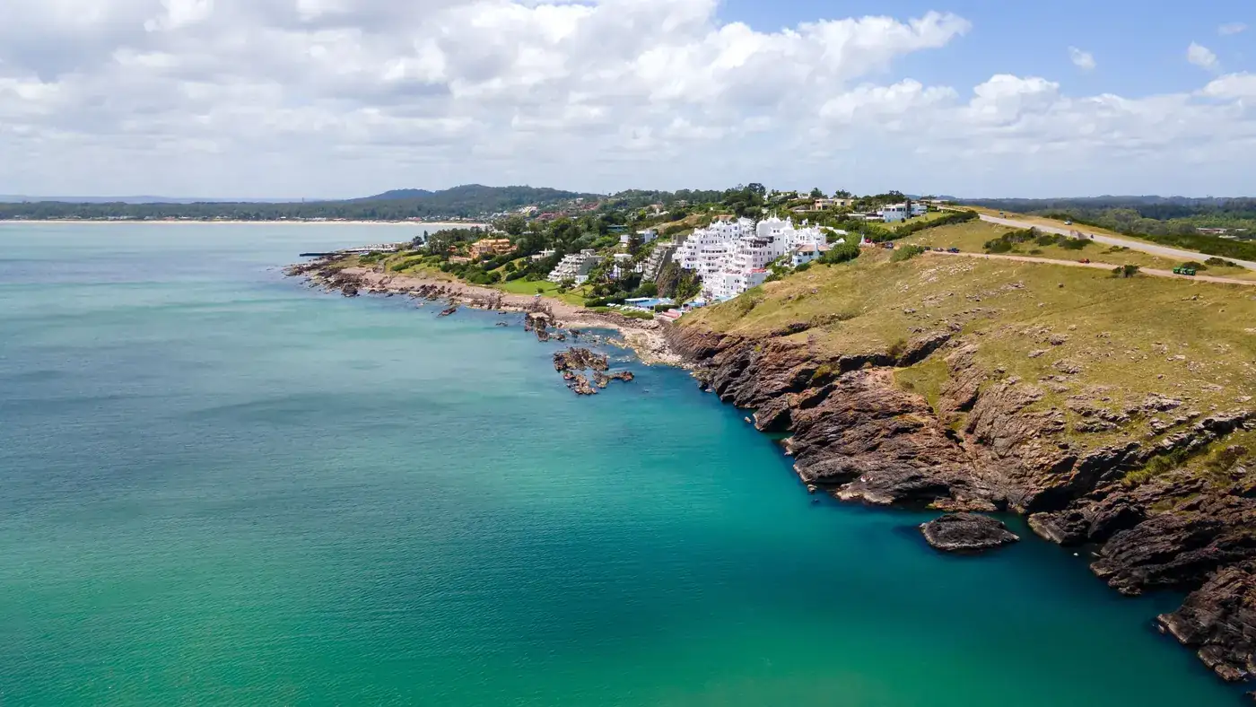 Vista aérea de la costa de Punta Ballena, con las casas blancas de Casapueblo sobre el mar