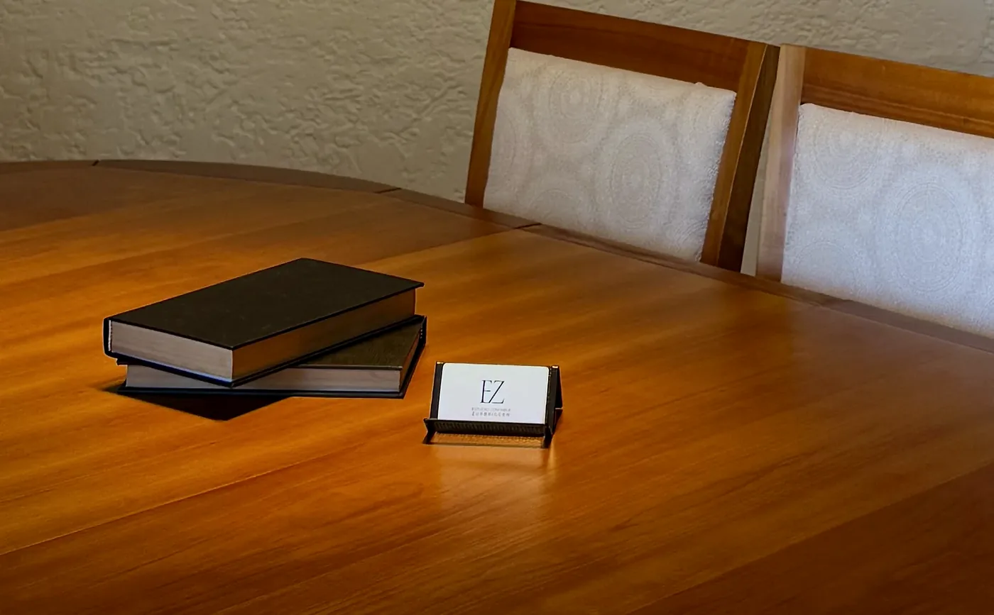 La mesa de reuni&oacute;n del estudio, con los libros contables y la tarjeta de Estudio Zurbriggen, bajo un cuadro del mar